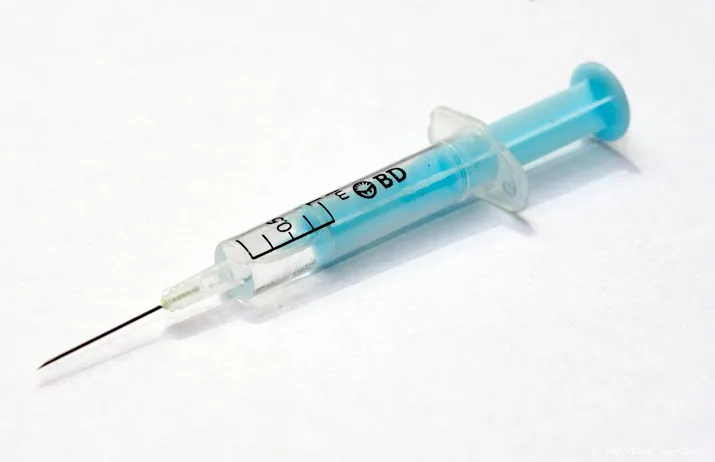 prik moeder beschermt baby tegen kinkhoest