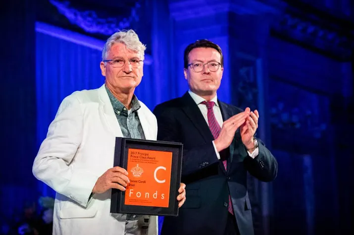 prins constantijn roept op tot verbroedering