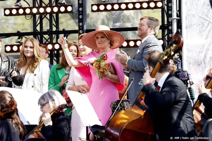 prinses amalia helpt lucas steve bij dj set