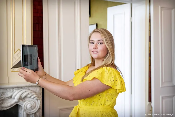 prinses amalia krijgt 24 karaats gouden postzegel voor verjaardag