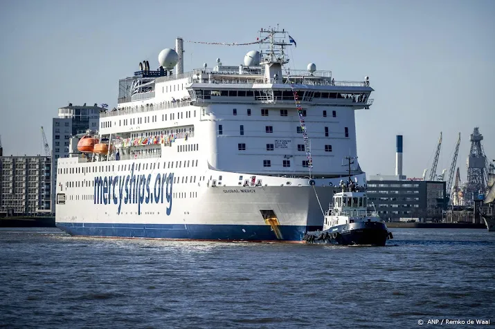 prinses anne bezoekt ziekenhuisschip in rotterdam
