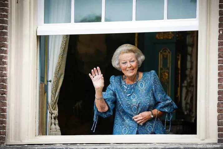 prinses beatrix doet mee aan nationale toost