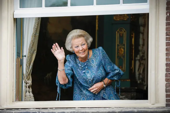 prinses beatrix groet koning