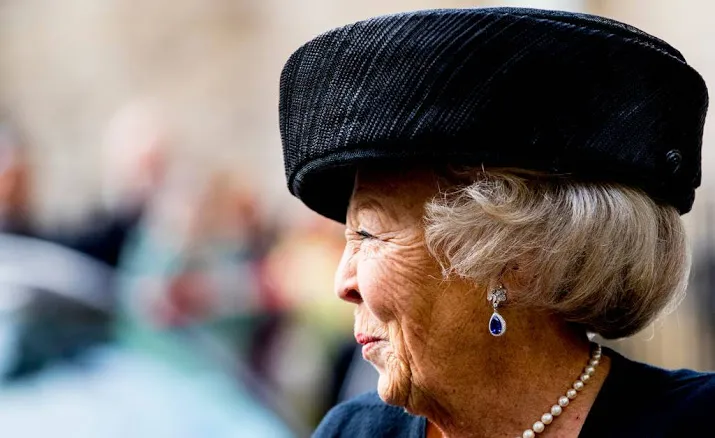 prinses beatrix naar feestje prins charles