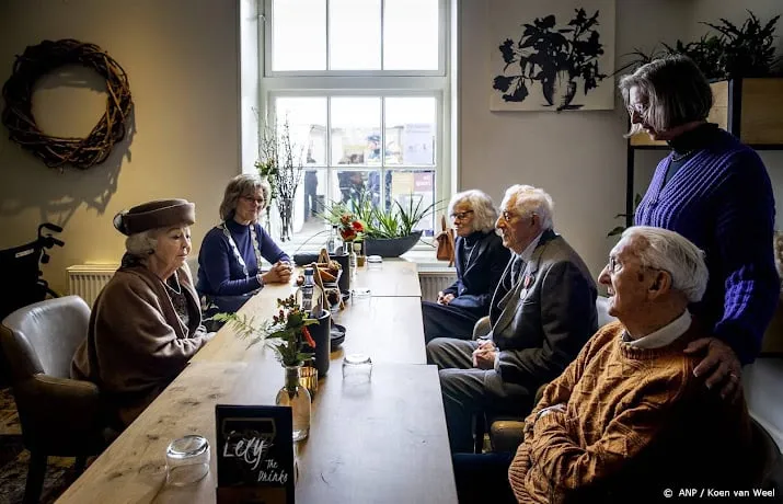 prinses beatrix praat in oude tonge met overlevenden ramp
