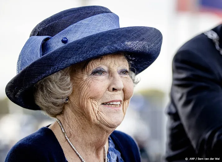 prinses beatrix reikt zilveren anjers uit