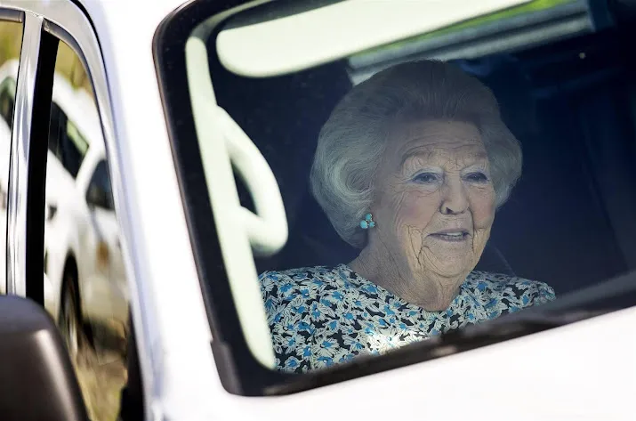 prinses beatrix terug in nederland na bezoek aan curacao en aruba