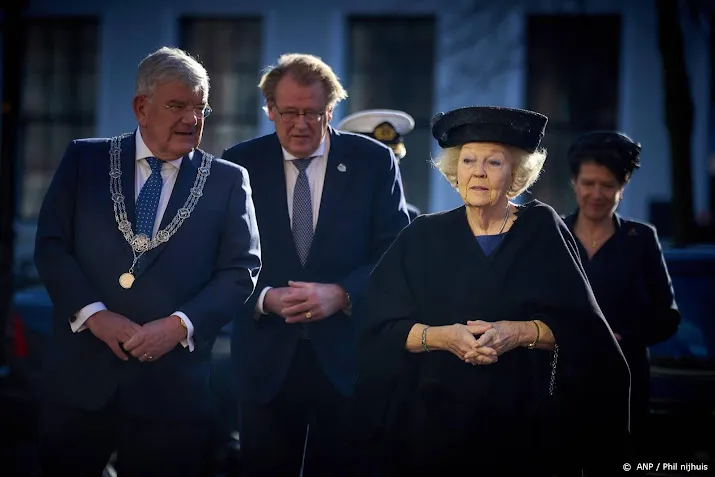 prinses beatrix woont herdenking slag in de javazee bij