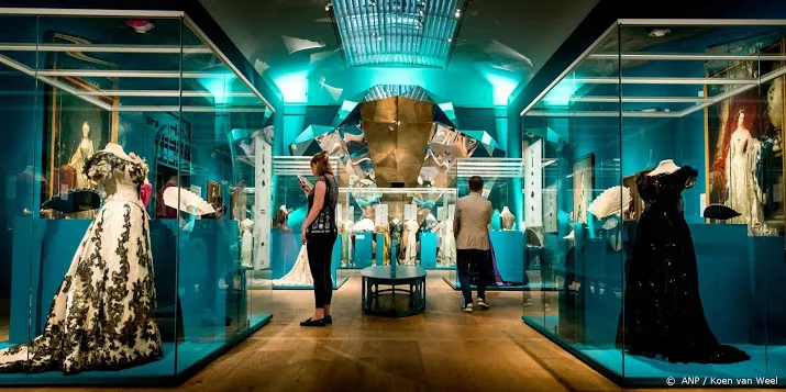 prinsessen bij opening juwelententoonstelling