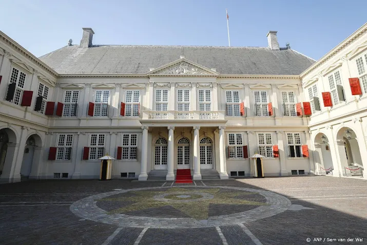 prinsjesdag begint zonder pracht en praal bij paleis noordeinde