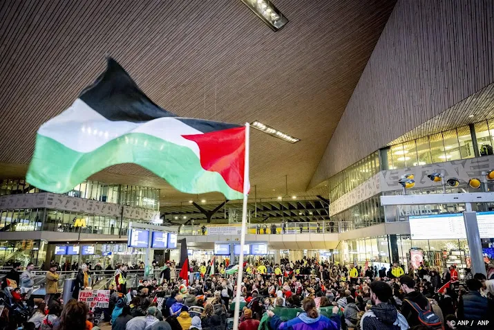 pro palestijnse actievoerders houden sit ins op stations