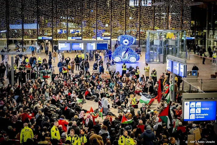pro palestijnse demonstranten houden sit ins op meerdere stations