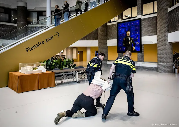 pro palestijnse demonstranten onderbreken wederom kamerdebat
