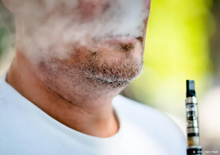 producent marlboro ziet vraag naar e sigaretten toenemen