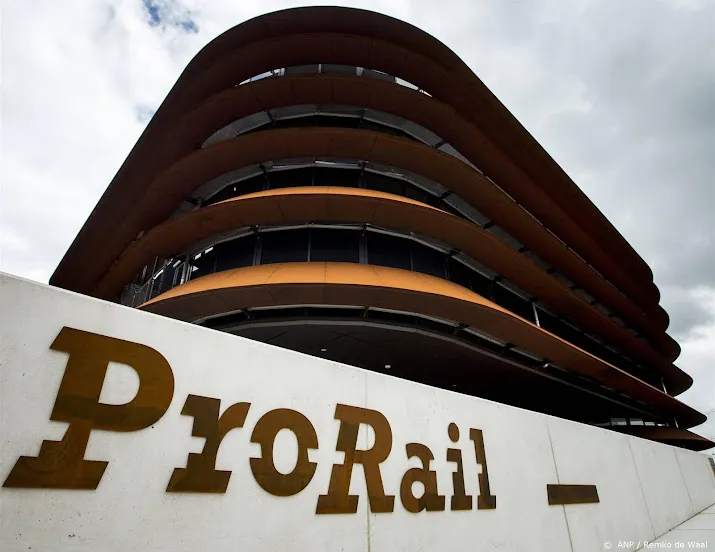 projecten prorail onder druk door tekorten en strenge regelgeving
