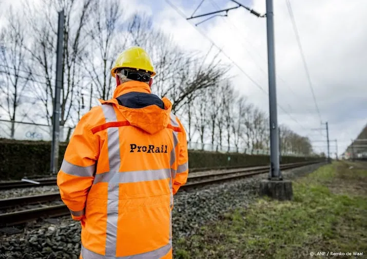prorail bezorgd over stijging bijna ongelukken op het spoor