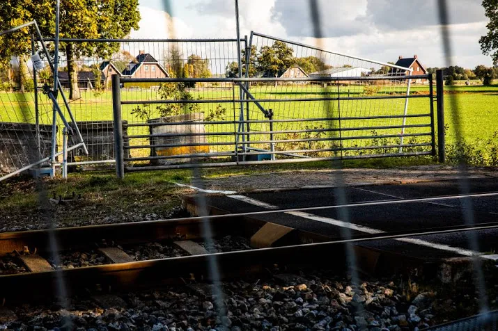 prorail mag overweg afsluiten met betonblokken
