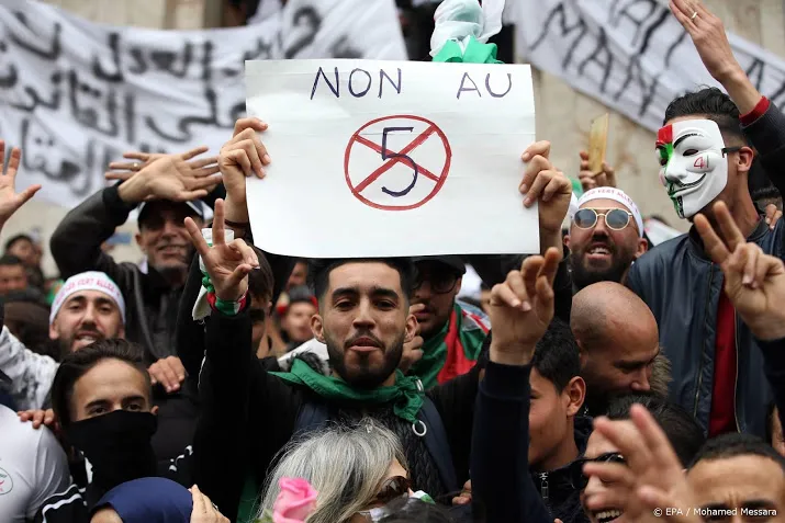protest algerijnen op de dam tegen bouteflika