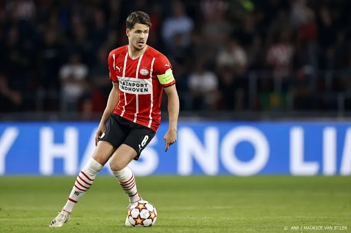 psv aanvoerder van ginkel niet blij met wissel