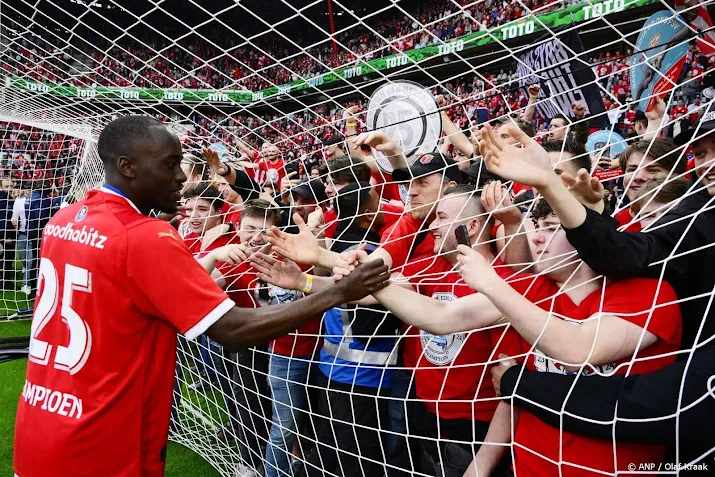 psv maandag gehuldigd rondrit op platte kar en feest in eindhoven