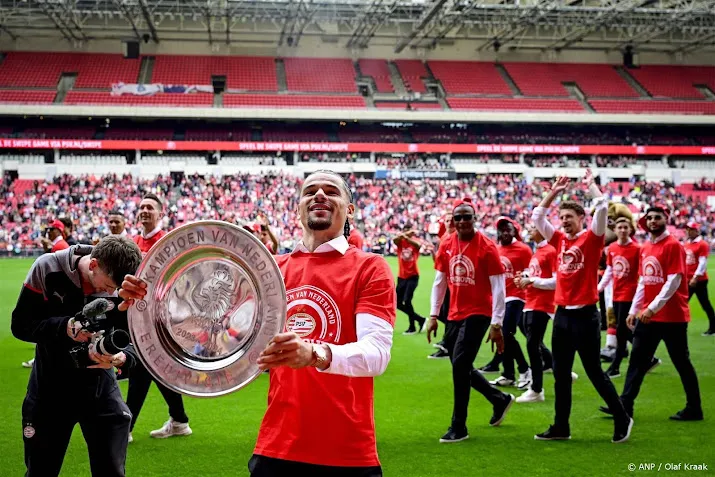 psv selectie met platte kar vertrokken voor toer door eindhoven