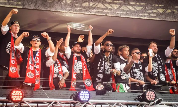 psv showt kampioensschaal op stadhuisplein