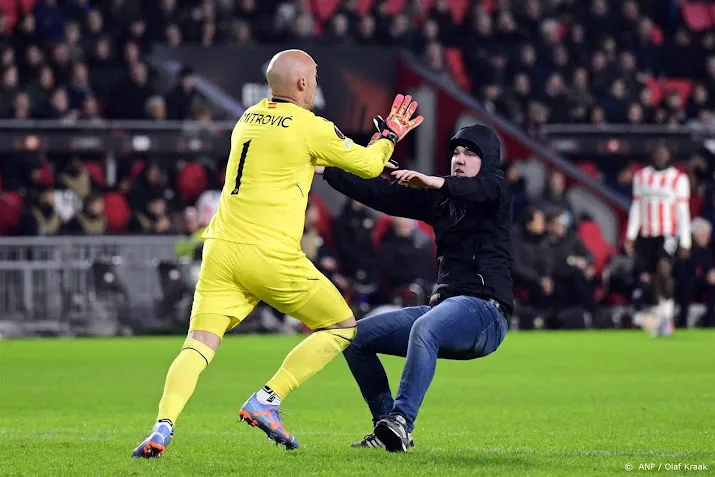 psv supporter die keeper sevilla aanviel blijft vastzitten