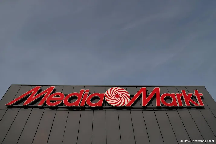 publiek in verdrukking bij opening winkel