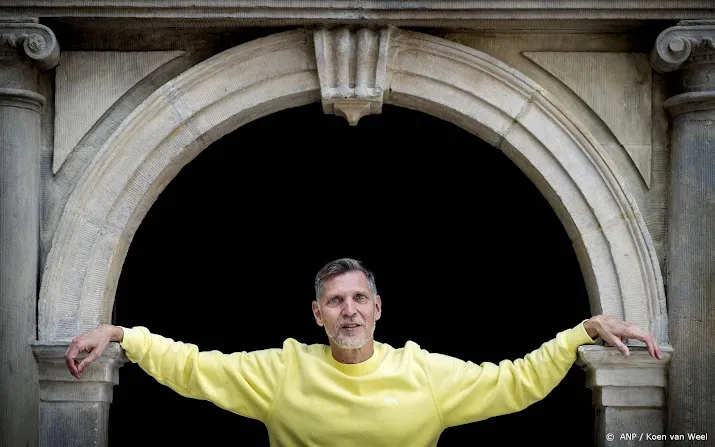 publiek kan afscheid nemen van fotograaf erwin olaf in westerkerk