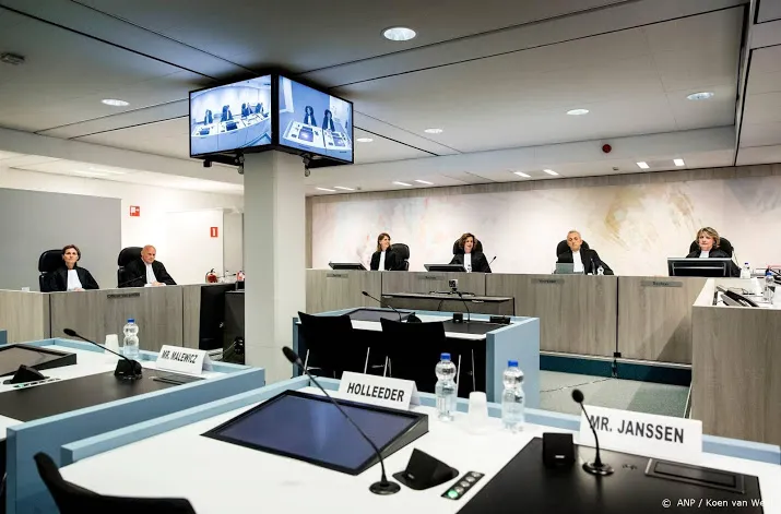 publiek kijkt mee met lot holleeder