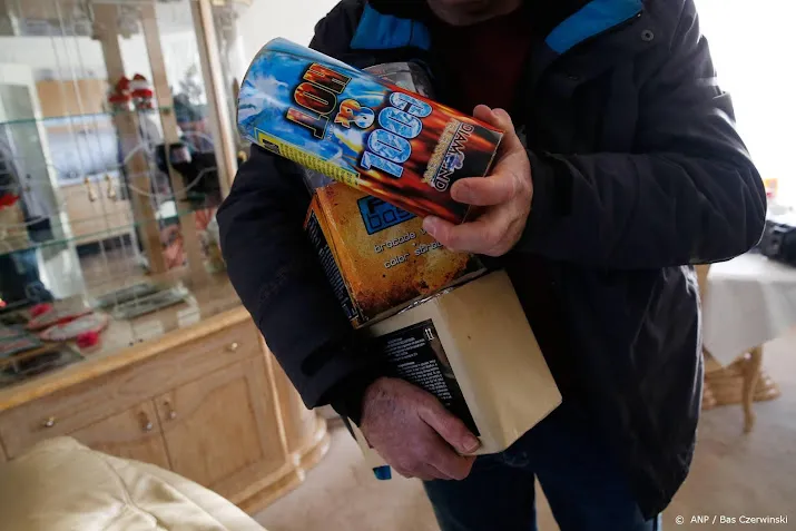 purmerender heeft 60 kilo aan vuurwerkbommen op zijn nachtkastje