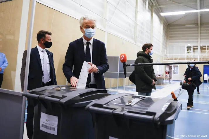 pvv leider geert wilders brengt zijn stem uit