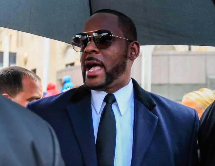 r kelly opnieuw aangeklaagd voor zedendelict