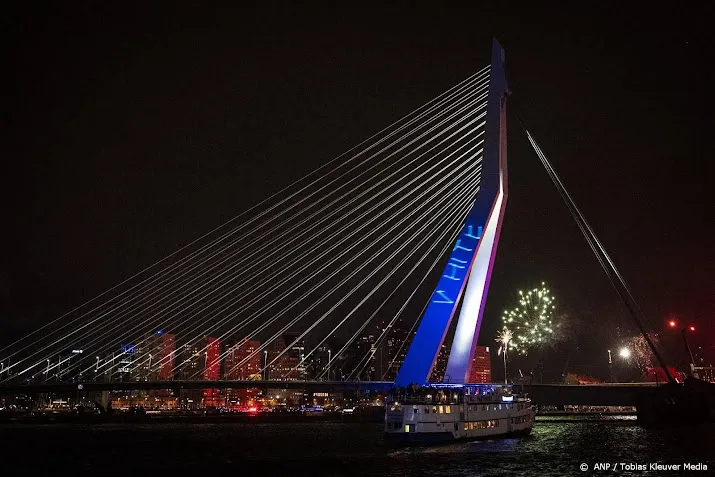 racistische leuzen op erasmusbrug kwamen uit draagbare laserkubus