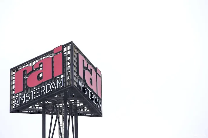 rai rekent na jaren van verlies op behoefte aan fysiek contact