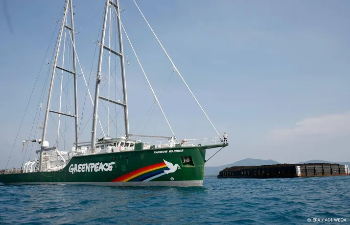 rainbow warrior iii legt de loopplank uit