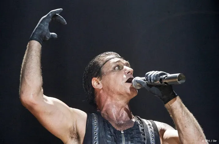 rammstein frontman lindemann op intensive care wegens corona