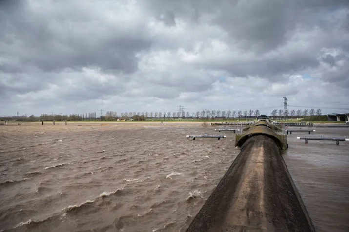 ramspol bij kampen dicht om hoogwater