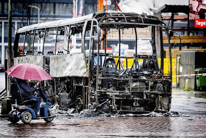 ravage bij zalencentrum den haag na rellen grotendeels opgeruimd