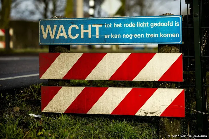 ravage door aanrijding tussen bus en trein in brabant