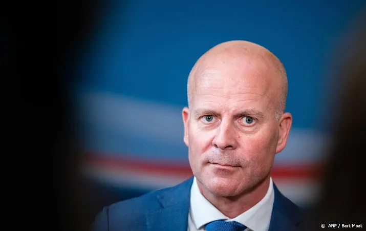 raymond knops zwaait teleurgesteld af als staatssecretaris