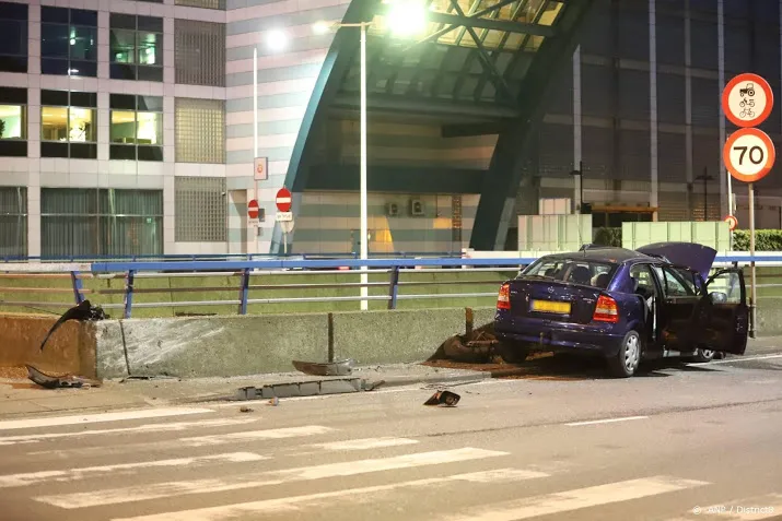 realityster samantha de jong buiten levensgevaar na auto ongeval
