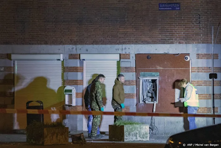 rechercheteams in amsterdam onderzoeken plofkraken en explosies