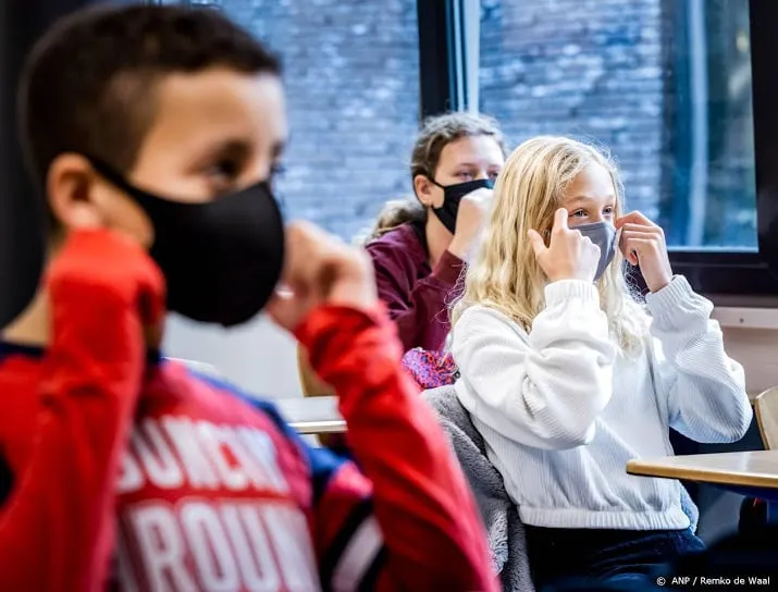 rechtbank staat moet meer info geven over mondkapjes in de klas