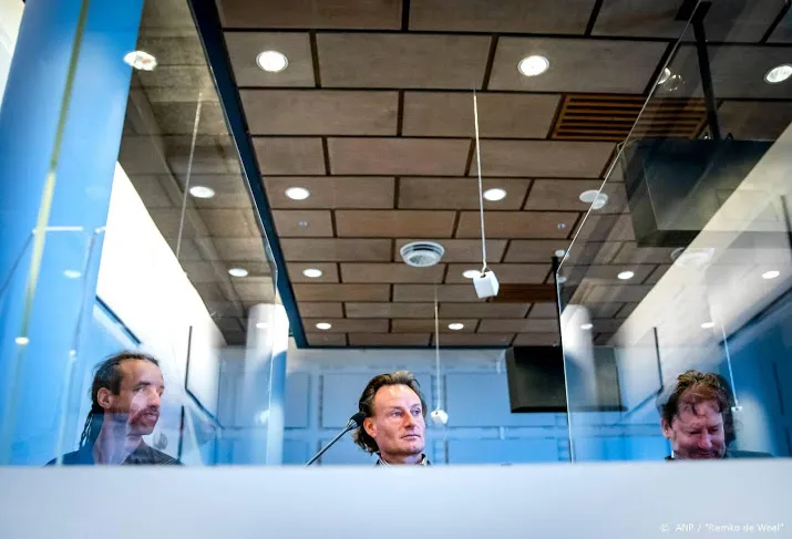 rechtbanken door actievoerders beplakt met bananen
