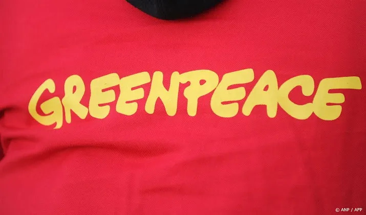 rechter activisten greenpeace moeten van schip in grote oceaan