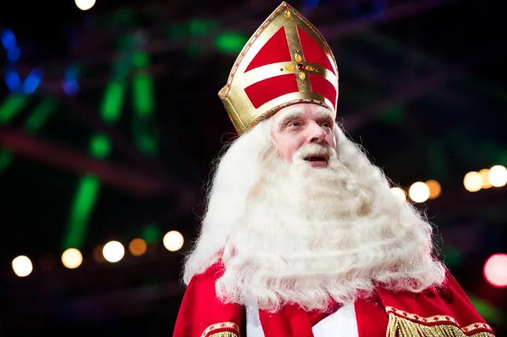 rechter buigt zich over intocht sinterklaas