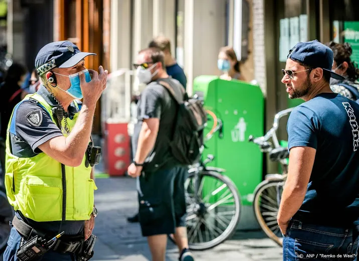 rechter buigt zich over mondkapjesplicht amsterdam