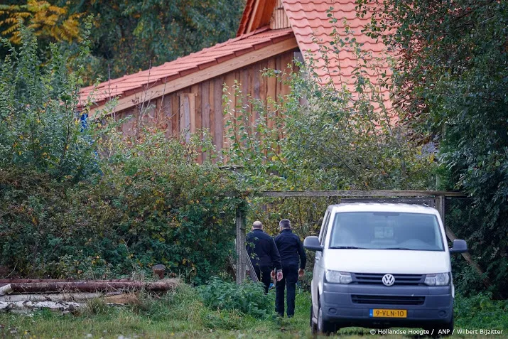 rechter gaat kijken bij boerderij ruinerwold