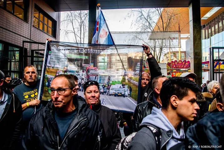 rechter kijkt naar dna bezwaar blokkeerfriezen